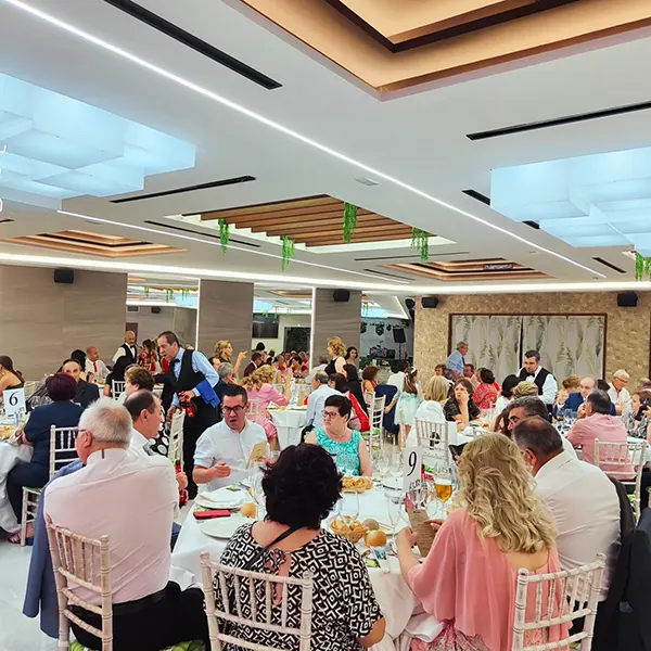 Invitados a banquete de bodas en salón de bodas en andujar